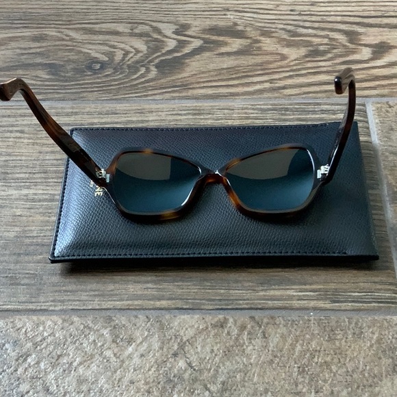 Celine Tortoise Sunnies - Picture 6 of 9